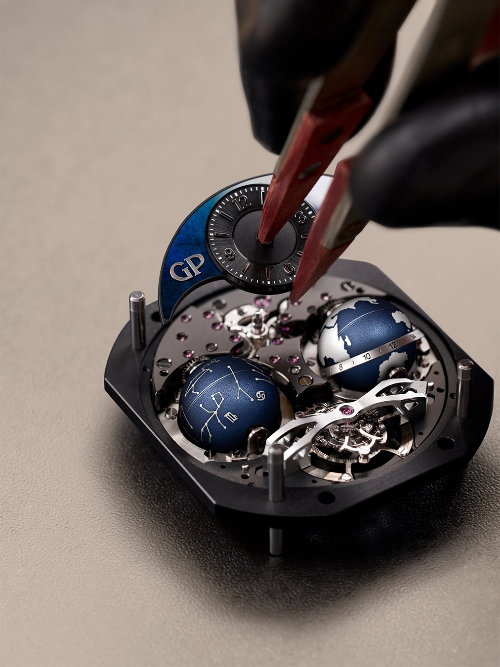 Neo Constant Escapement silicium blade close-up